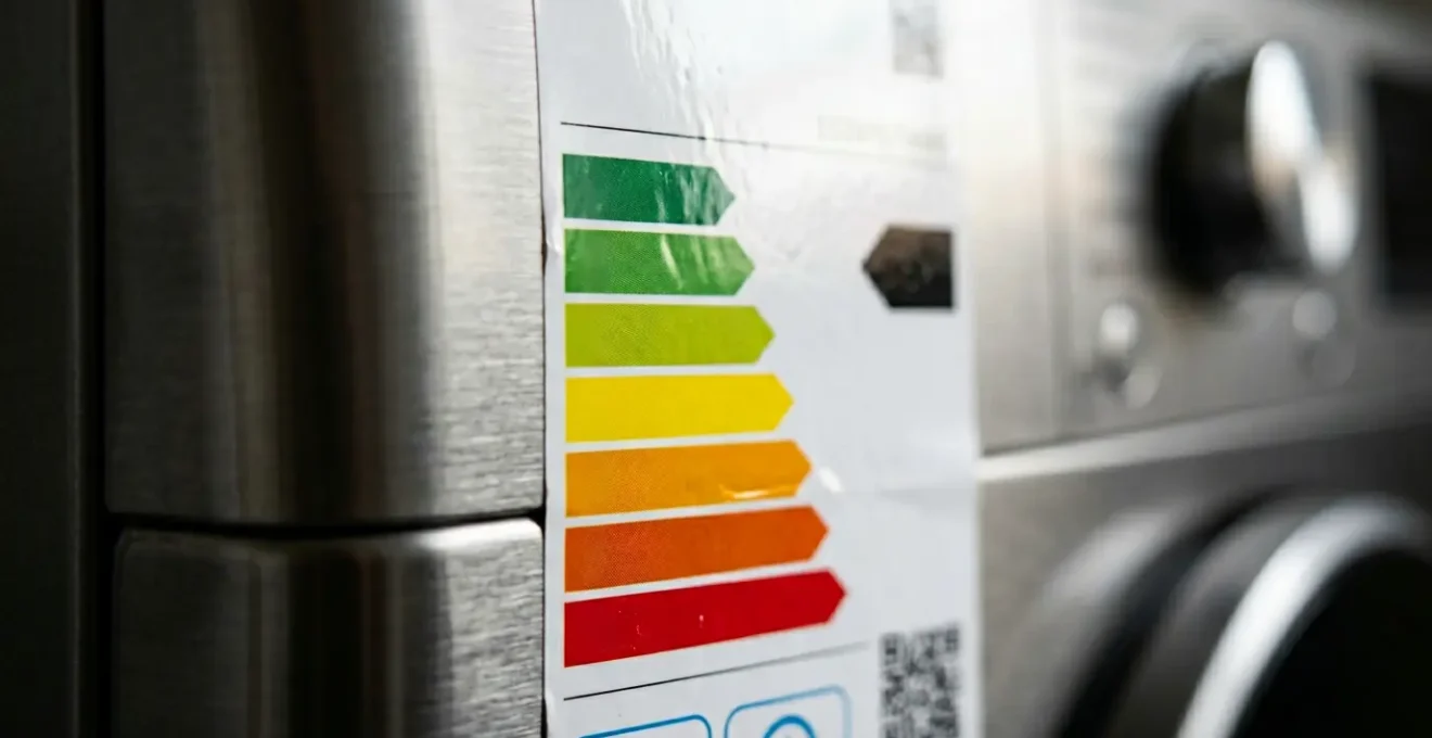 Gros plan sur une étiquette énergie européenne colorée apposée sur un appareil électroménager moderne