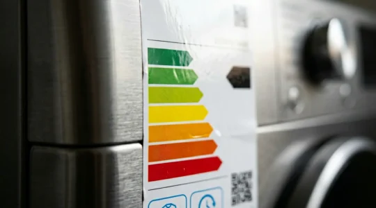 Gros plan sur une étiquette énergie européenne colorée apposée sur un appareil électroménager moderne