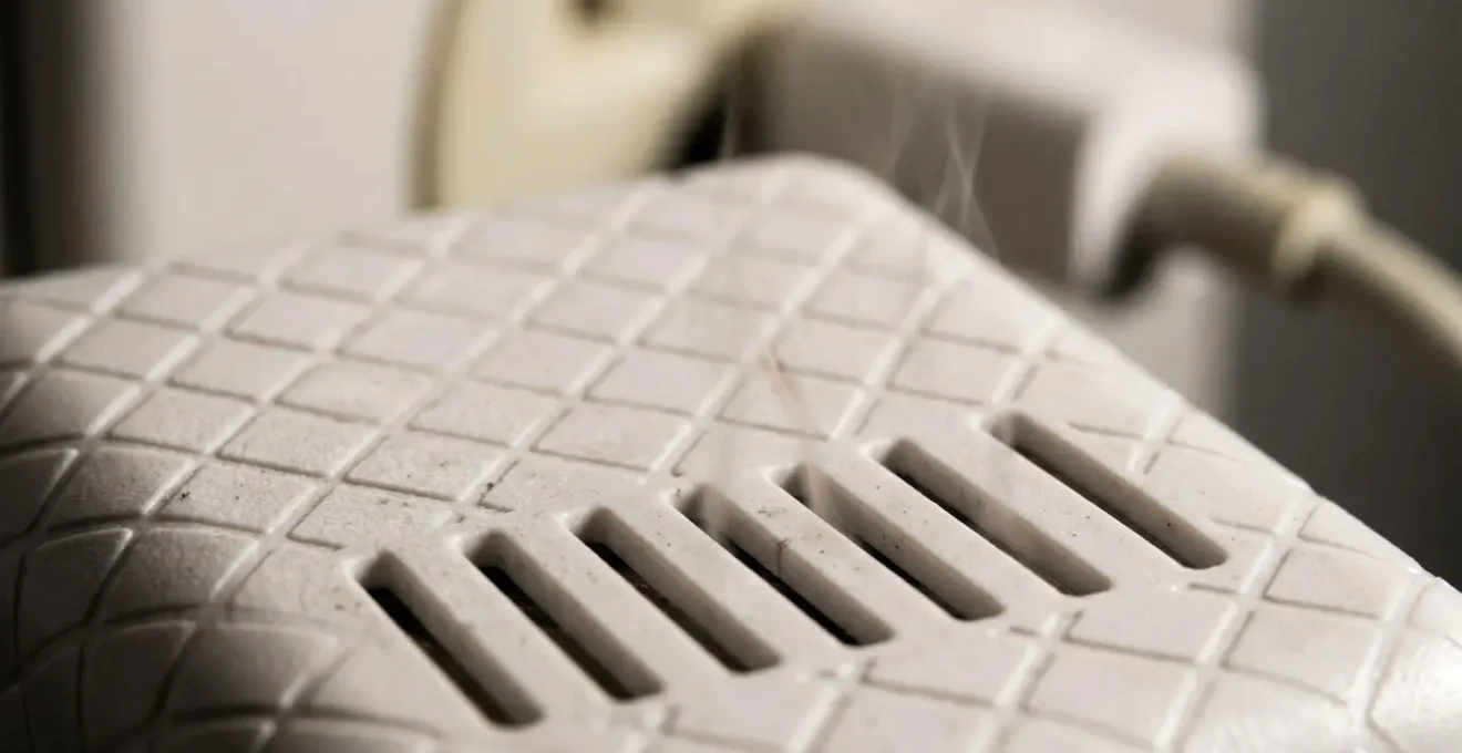Vue macro d'un chargeur de téléphone branché dans une prise murale