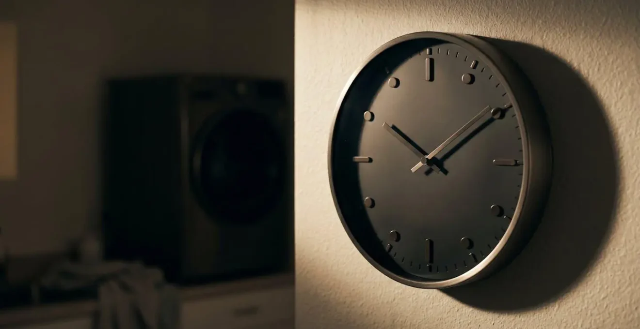 Horloge murale moderne dans une buanderie minimaliste montrant l'heure des heures creuses
